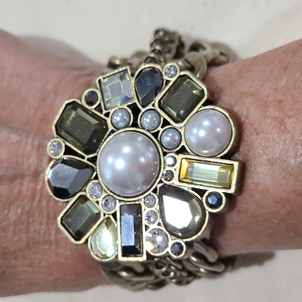 3/$18 Lia Sophia Flower Bracelet Lot 560

All items are packaged with care.